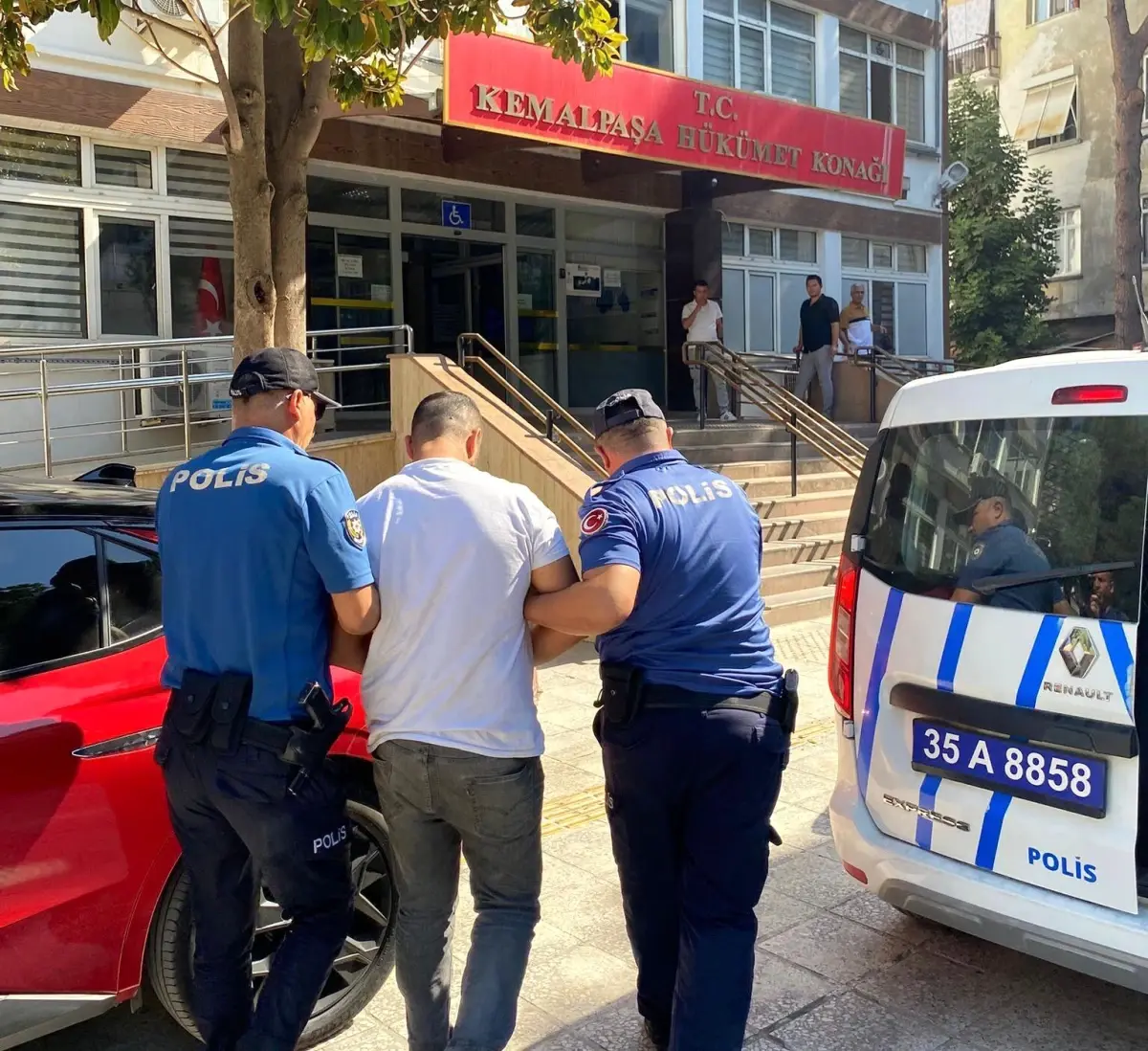 33 Yıl Hapis Cezası ile Aranan Firari Hükümlü İzmir'de Yakalandı