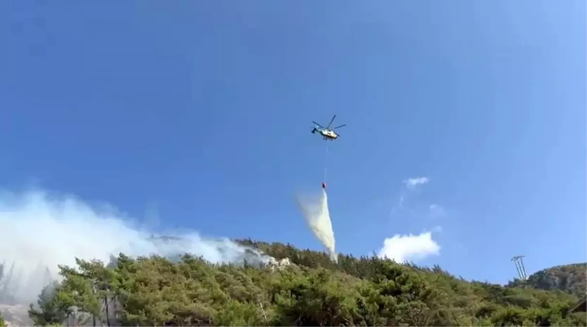Hatay&apos;da Orman Yangınına Müdahale Devam Ediyor