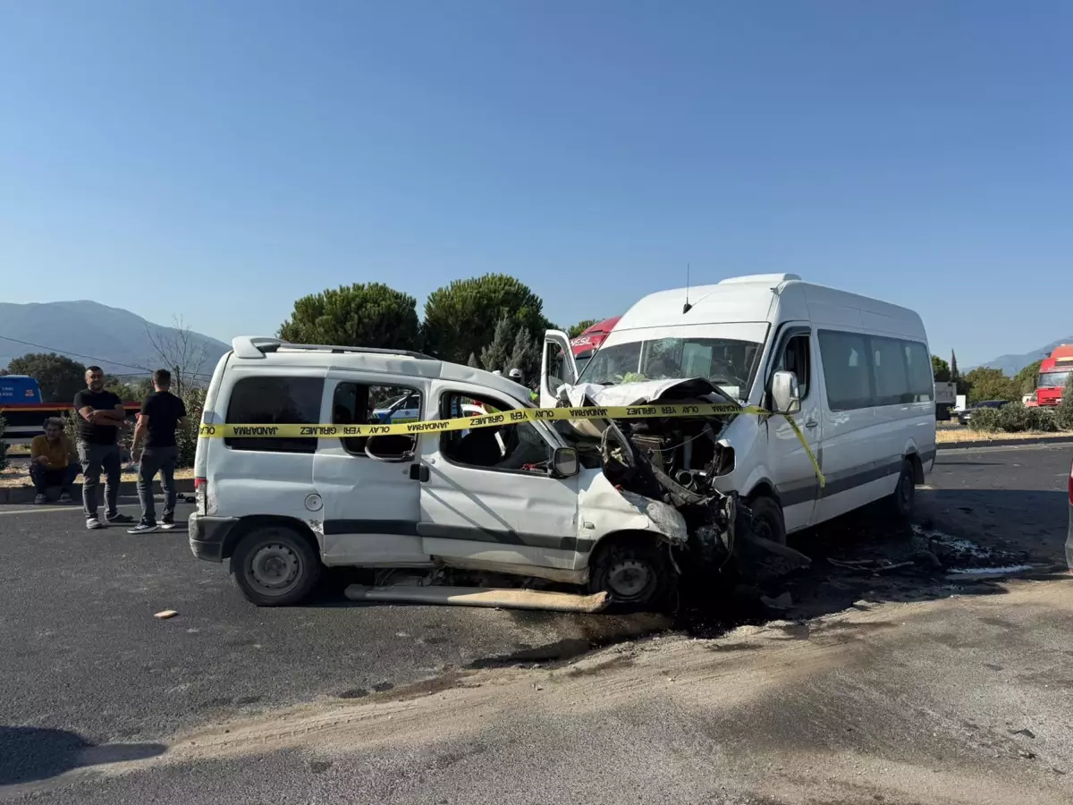 İzmir'de Trafik Kazası: 1 Ölü, 13 Yaralı