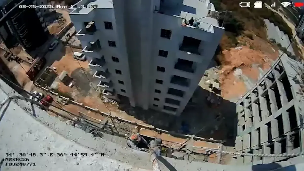 Mersin&apos;de Mahsur Kalan İşçiler İtfaiye Ekipleri Tarafından Kurtarıldı