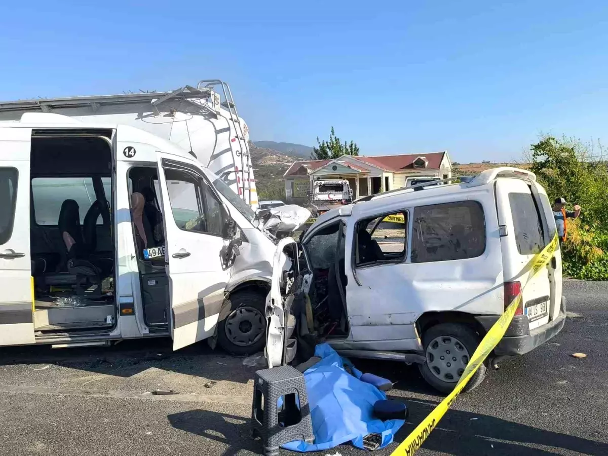 İzmir&apos;de Servis Minibüsü ile Hafif Ticari Araç Çarpıştı: 1 Ölü, 13 Yaralı