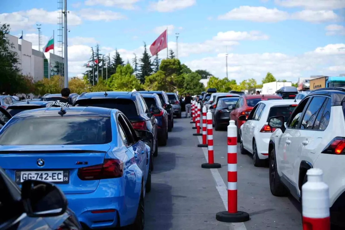 Gurbetçilerin Türkiye Dönüş Yolculuğunda Kilometrelerce Araç Kuyruğu