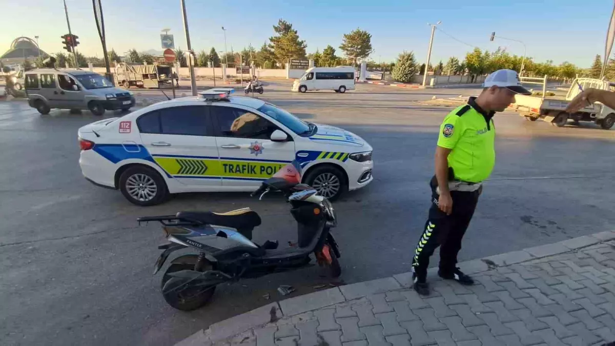 Karaman'da Elektrikli Bisiklet ile Otomobil Çarpıştı: 2 Yaralı