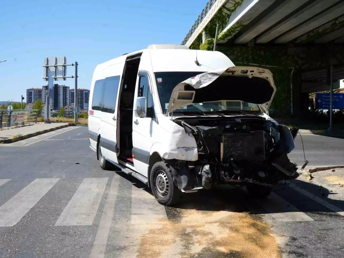 Kastamonu&apos;da Midibüsle Hafif Ticari Araç Çarpıştı: 10 Yaralı