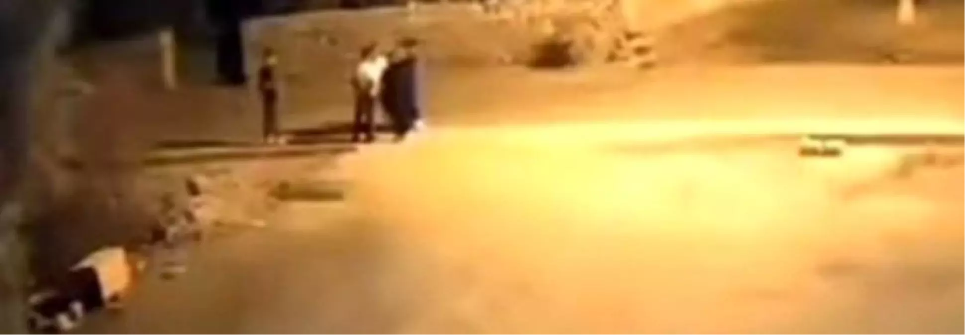 Kırşehir&apos;de Bıçaklı Kavga: 18 Yaşındaki Genç Hayatını Kaybetti