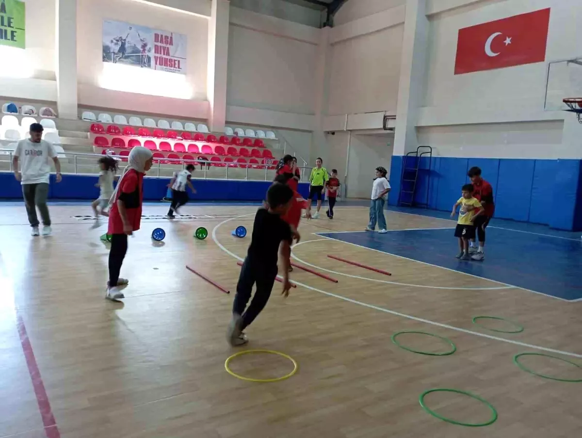 Muş&apos;ta Gençler Kort Tenisine İlgi Gösteriyor