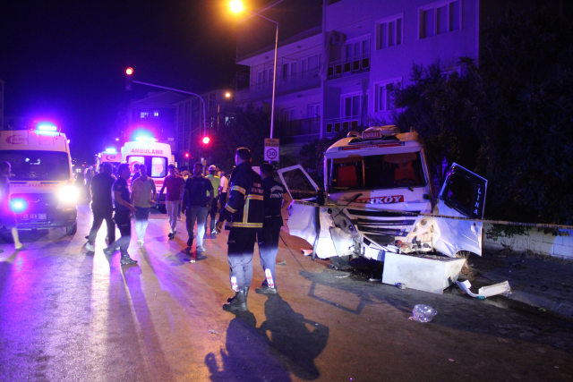 minibus ve otomobil carpisti kopan kulagi 18988021 7243 m
