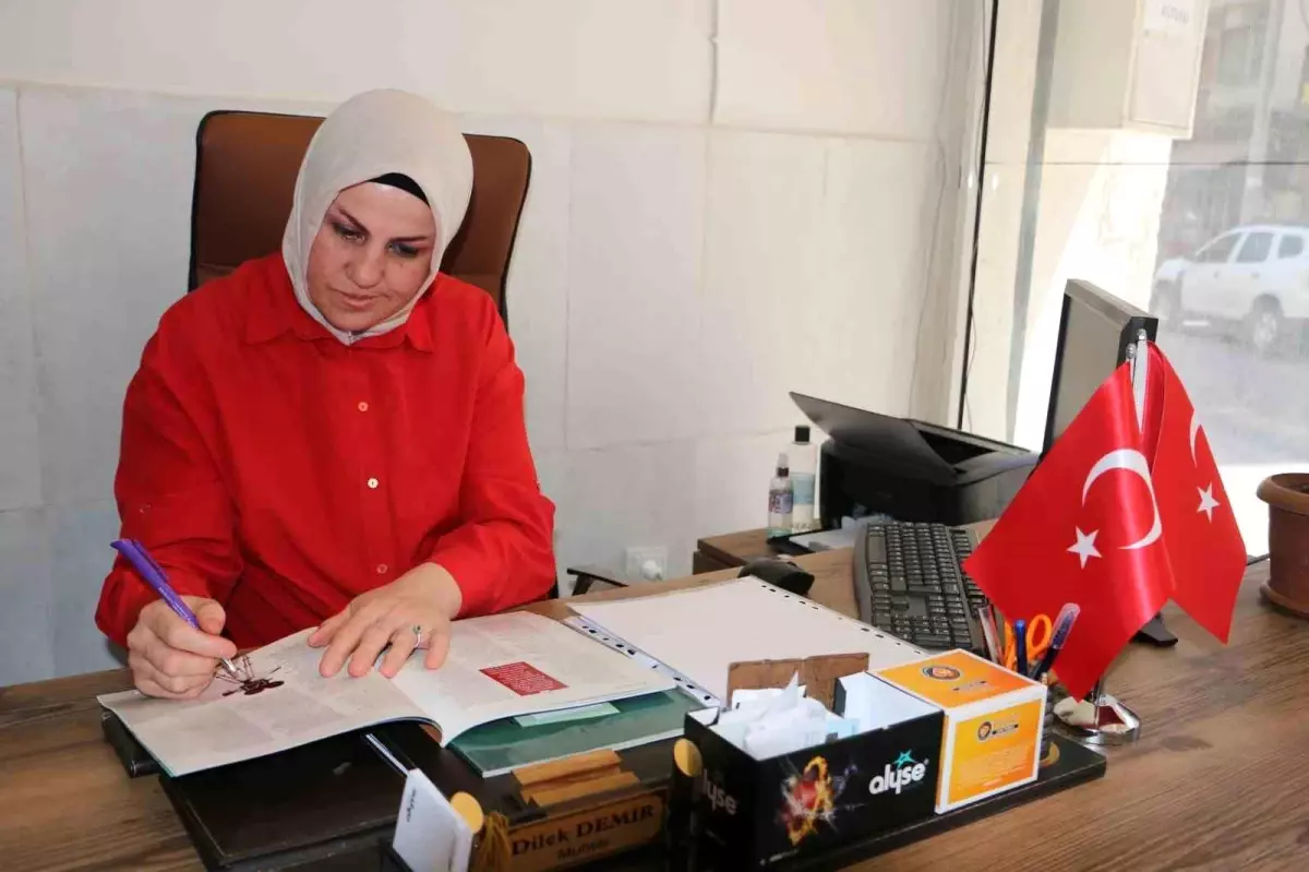 54 Yaşında Üniversiteli Olan Muhtarın Azmi Takdir Topluyor