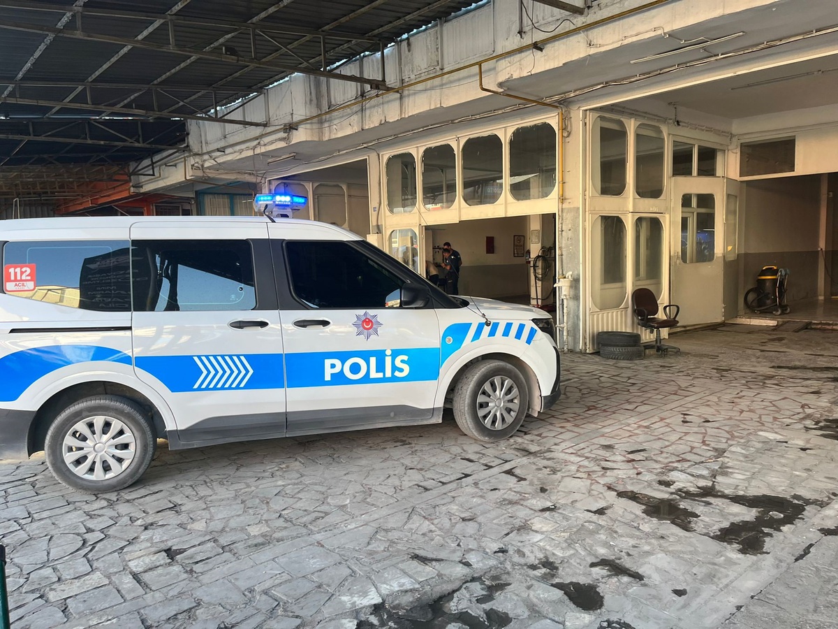 Oto Tamircisinde Tabancayla Oynarken Çırak Yaralandı