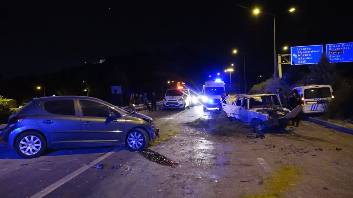 Burdur'da Polis Takibinden Kaçan Sürücü Kaza Yaptı: 10 Yaralı