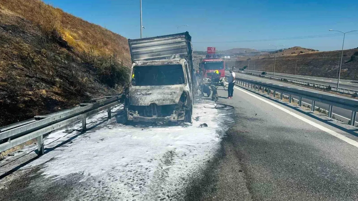 Balıkesir'de Otoyolda Yanan Kamyonet Kullanılamaz Hale Geldi
