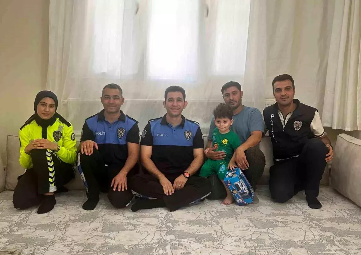 Polisler, Yaralanan Çocuk Bahoz Ali&apos;yi Ziyaret Etti