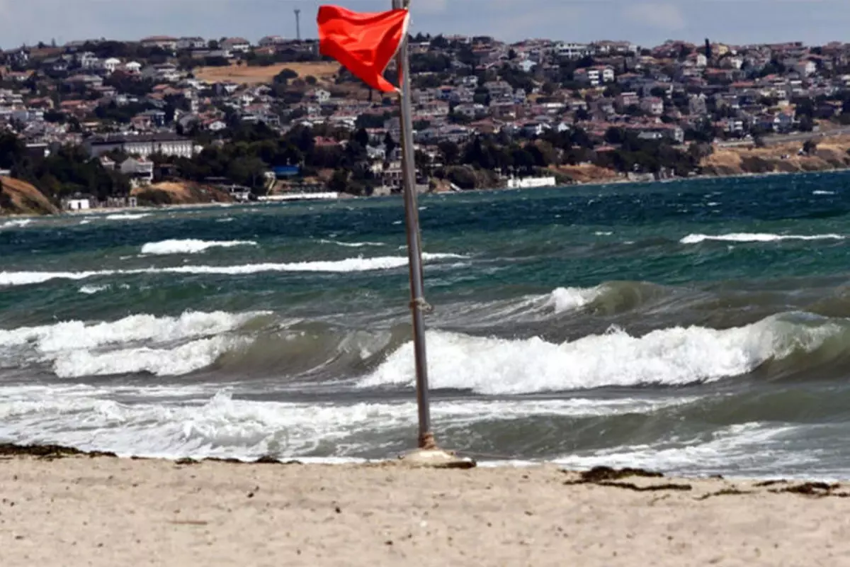 Sakarya'da kırmızı bayraklar asıldı, denize girişler yasaklandı