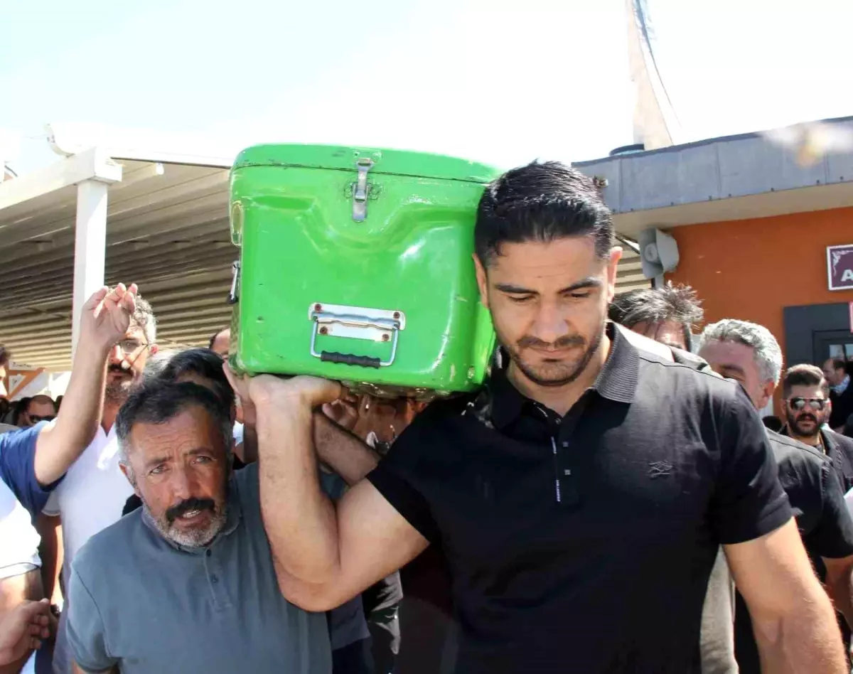 Eski Milli Güreşçi Taha Akgül&apos;ün Dedesinin Cenazesi Uğurlandı