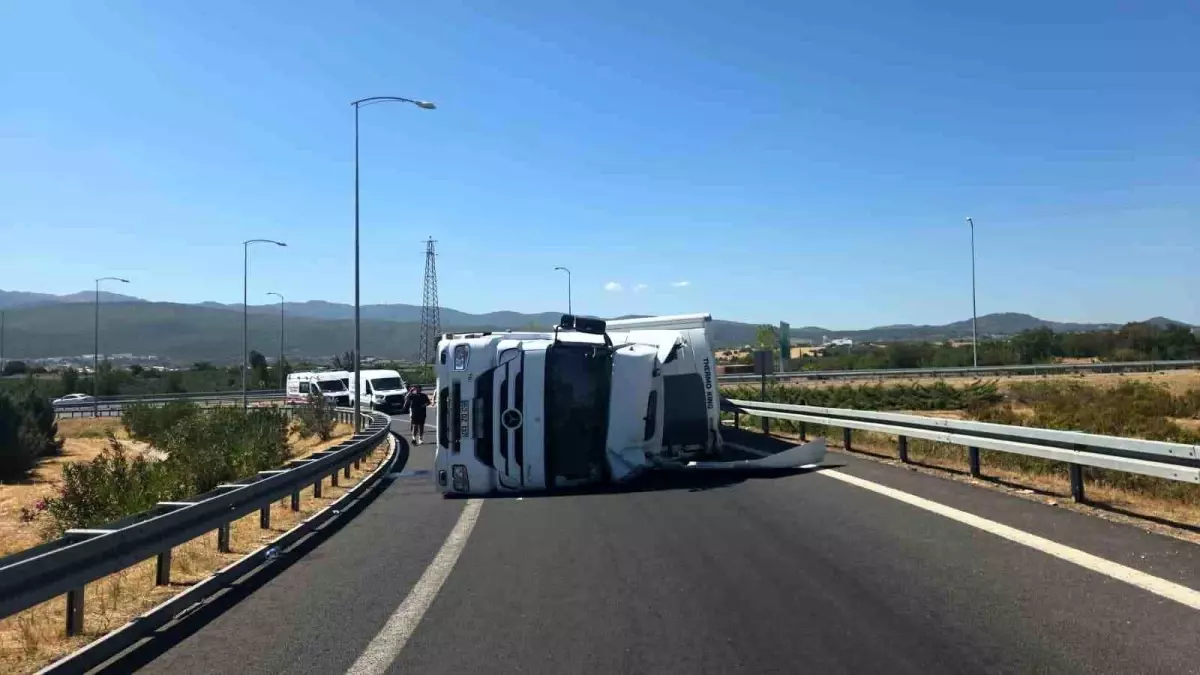 Bursa&apos;da Devrilen Tır Trafiği Kapattı