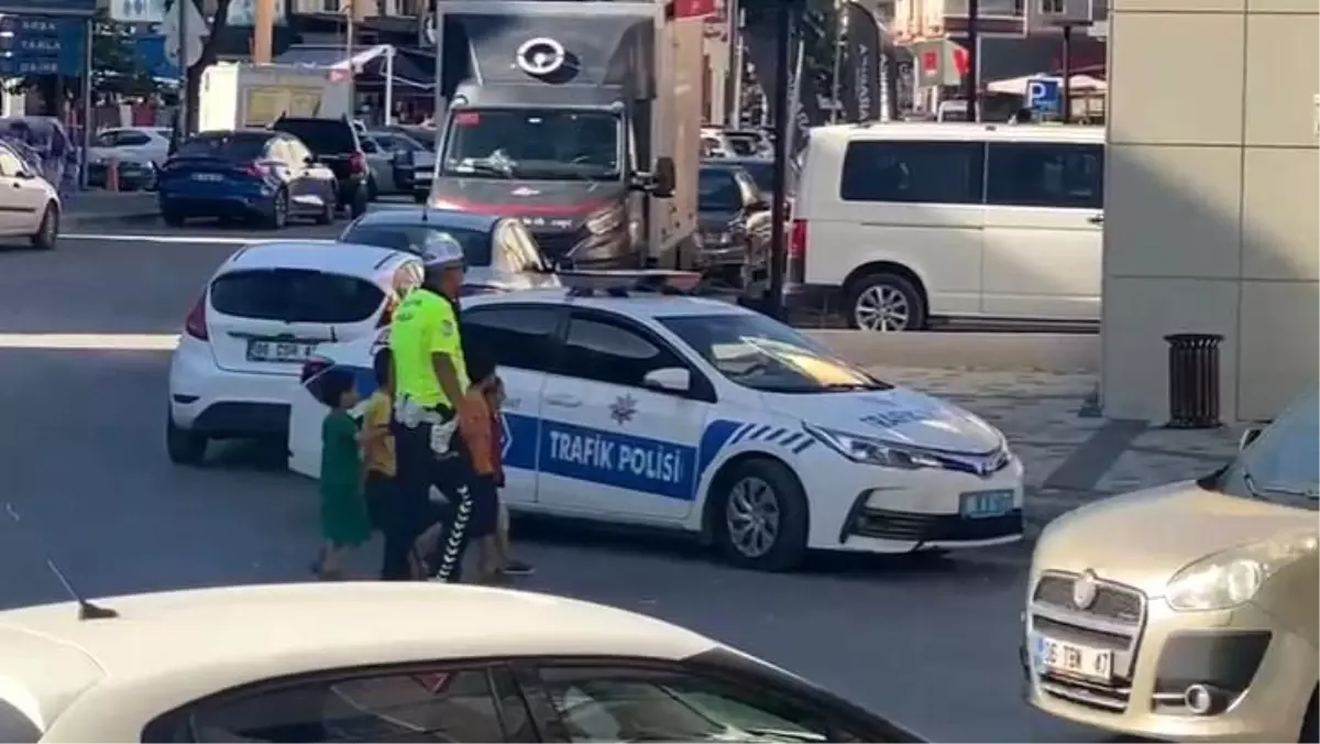 Trafik Polisi Yürekleri Isıttı: 4 Çocuk Yolun Karşısına Geçirildi