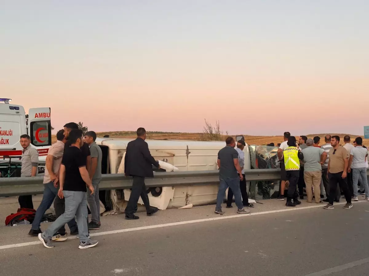 Afyonkarahisar'da Minibüs ve Otomobil Çarpıştı: 10 Yaralı