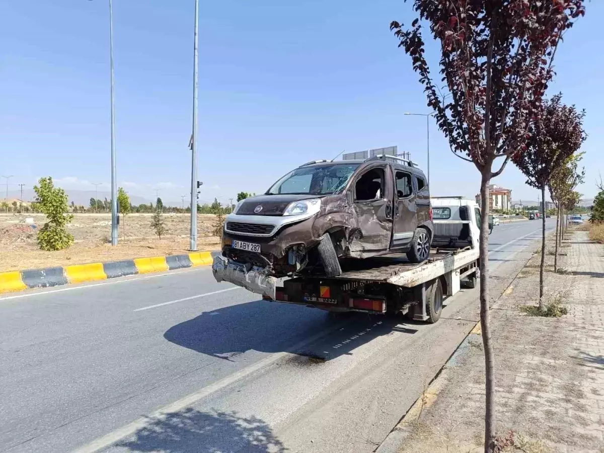 Ağrı'da Kırmızı Işık İhlali Sonucu Trafik Kazası: 8 Yaralı