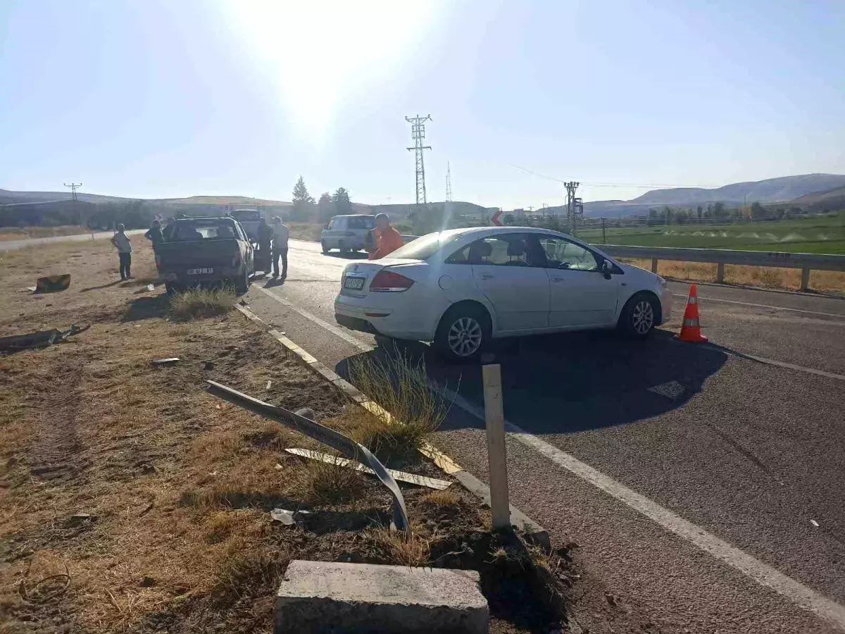 Ankara'da Otomobil ve Kamyonetin Çarpışması: 5 Yaralı