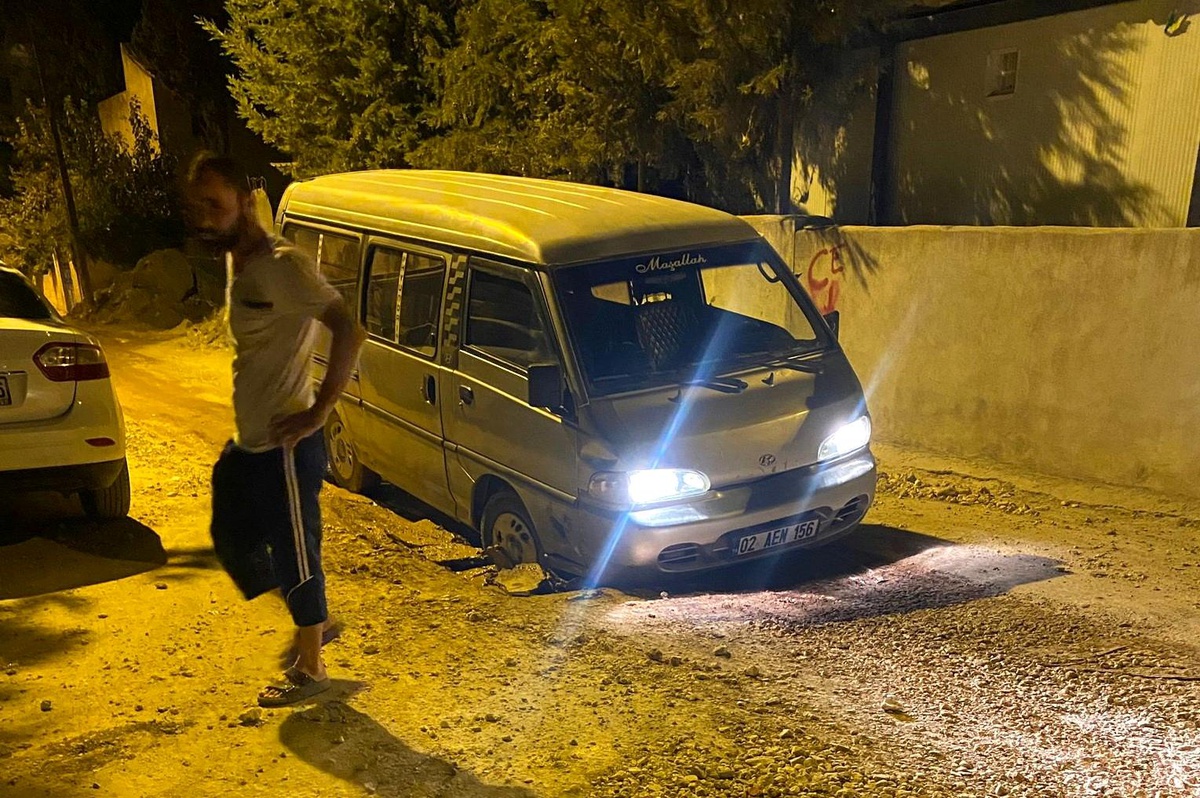 Adıyaman'da Araç Alt Yapı Çukuruna Mahsur Kaldı