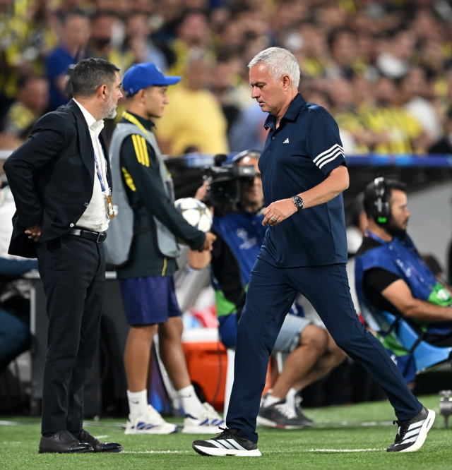 Atılan manşetler bomba! Bütün dünya Mourinho'yu konuşuyor