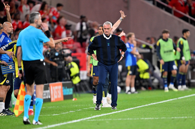 Atılan manşetler bomba! Bütün dünya Mourinho'yu konuşuyor