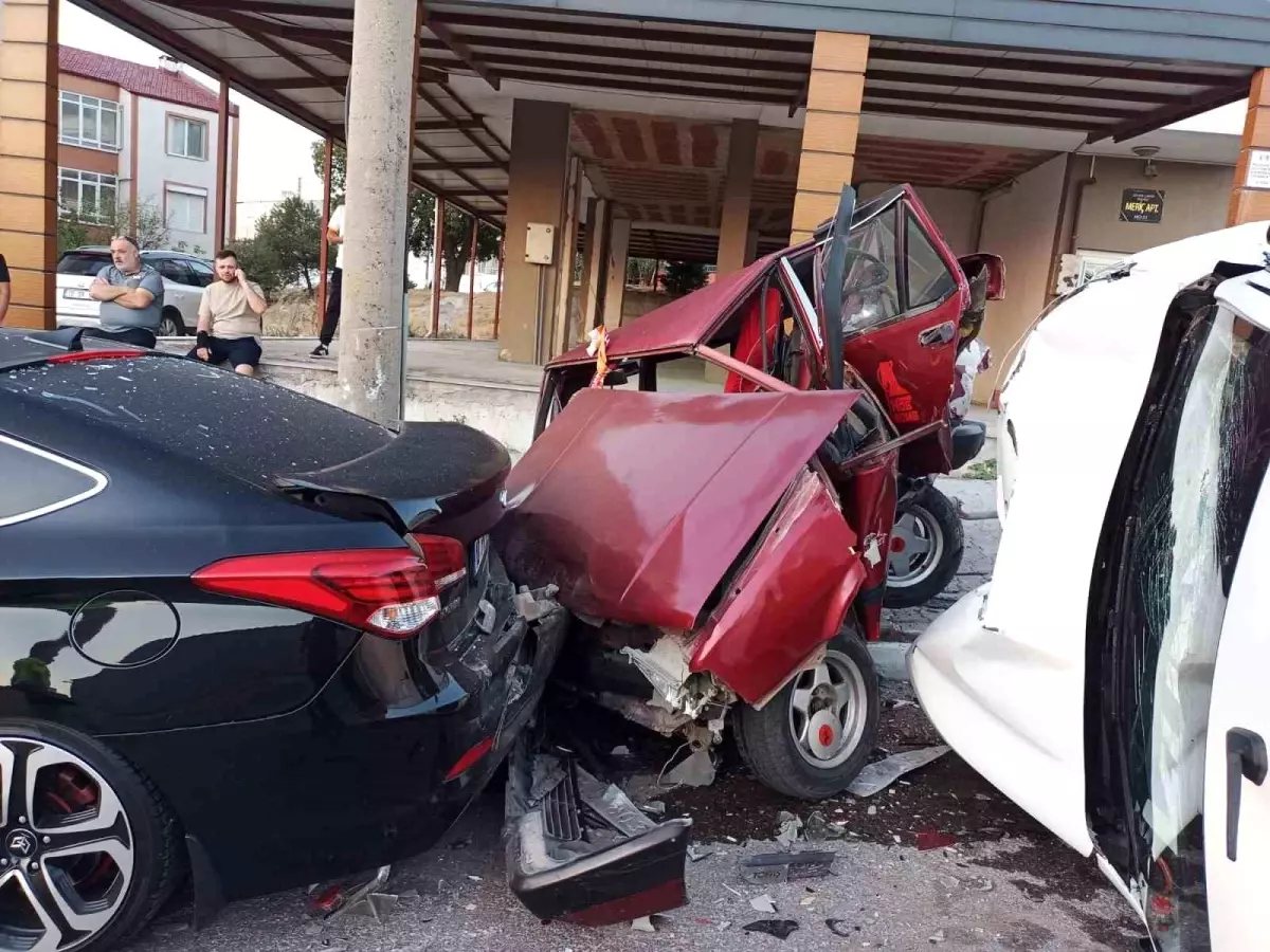 Balıkesir'de Zincirleme Trafik Kazası: 1 Yaralı