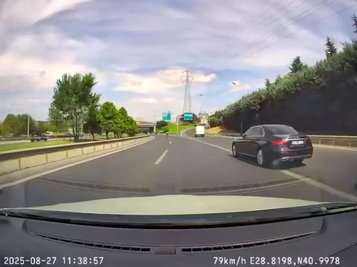 İstanbul'da Trafik Magandası Sürücüyü Sıkıştırdı, Hakaret Etti