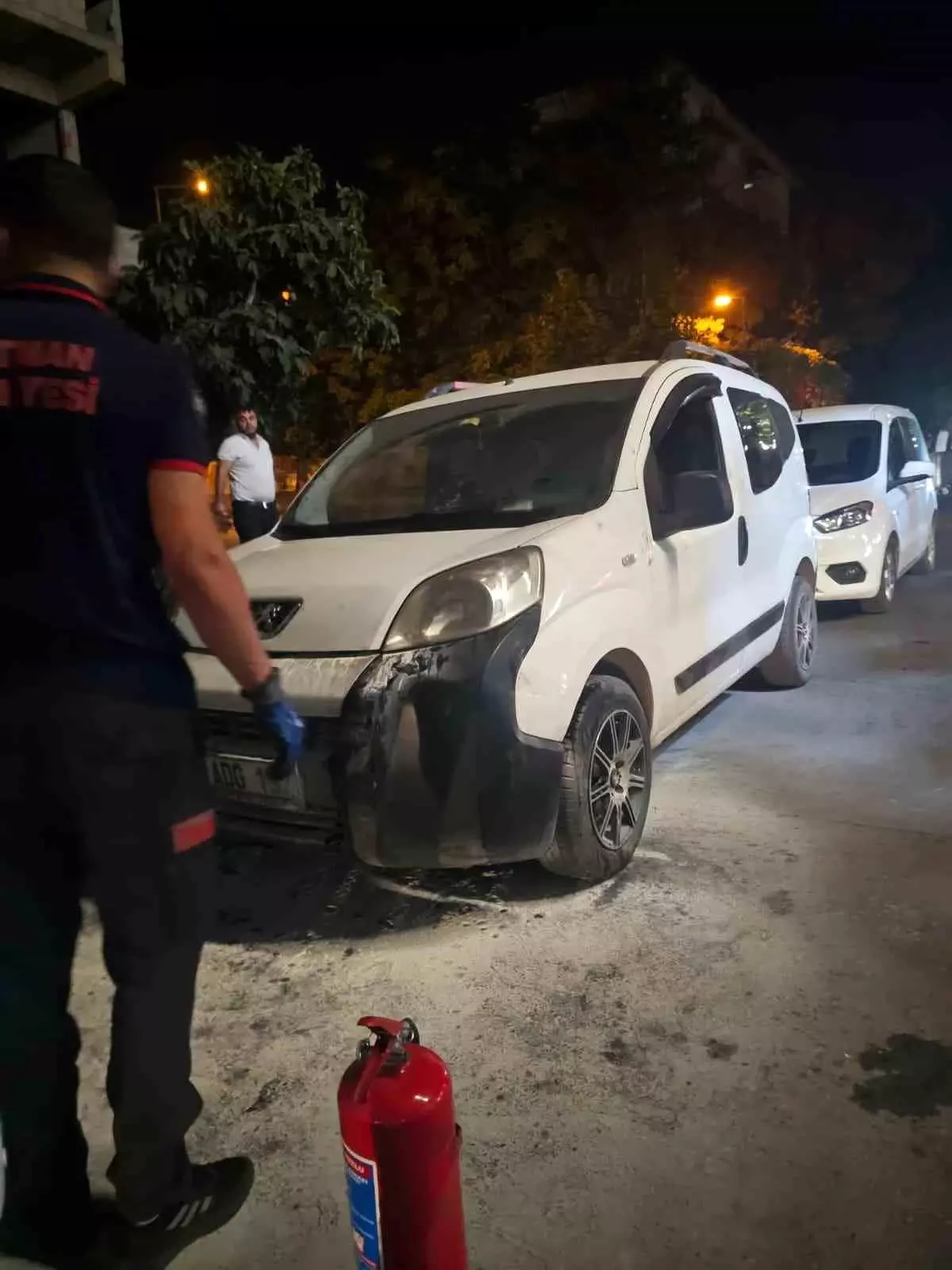 Batman'da yanan otomobili vatandaşlar söndürdü