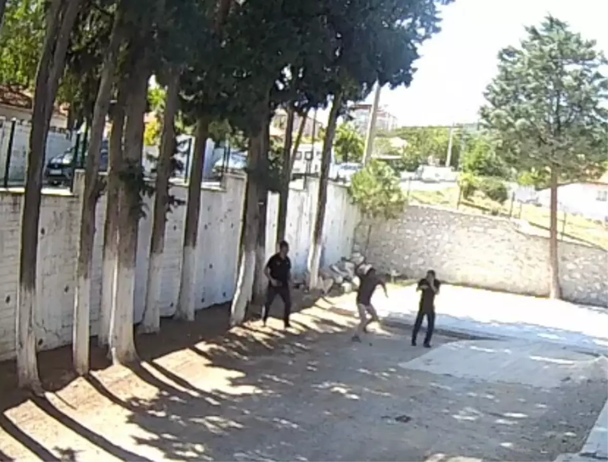 Belediye Başkanı Zabıta Memurlarını Sopayla Darbetti