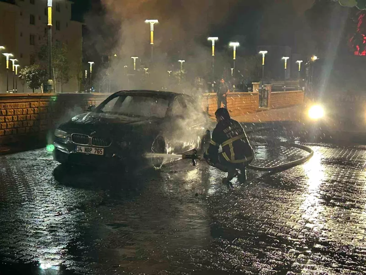 Bingöl'de Lüks Araç Seyir Halindeyken Alev Aldı
