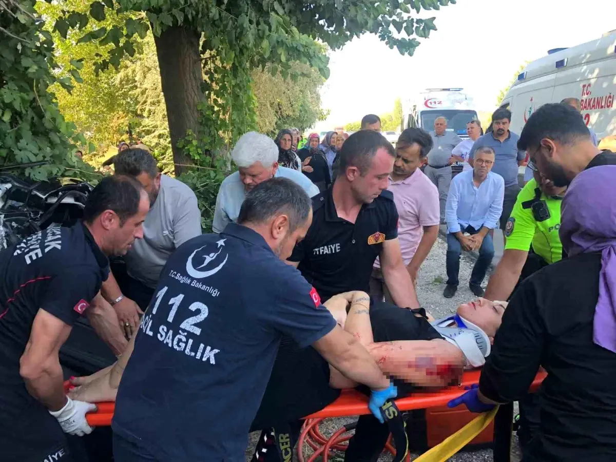 Burdur'da Otomobil ve Traktör Çarpıştı: 4 Yaralı