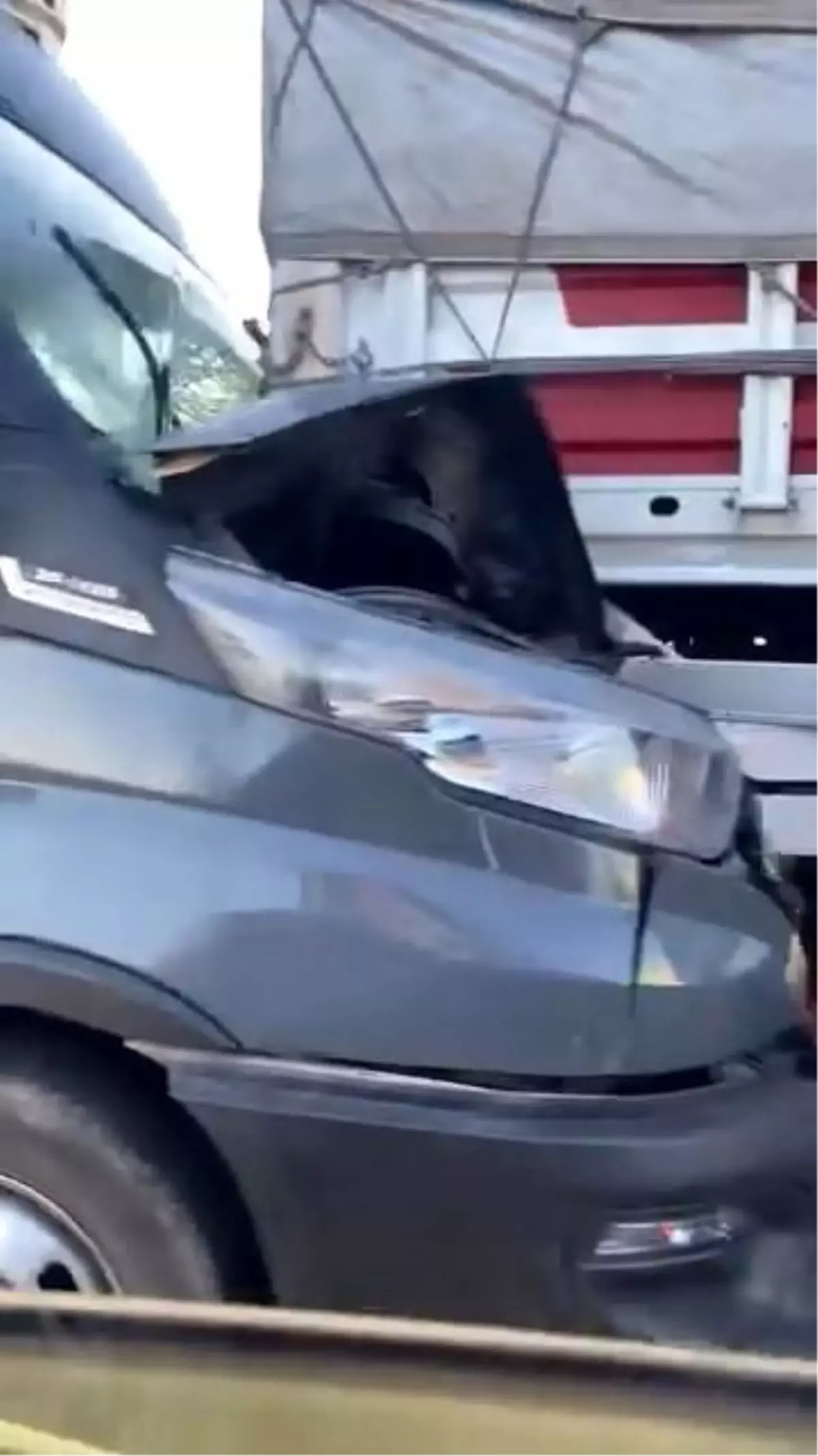 Bursa'da Tır ve Kamyonların Karıştığı Zincirleme Kaza: 2 Yaralı