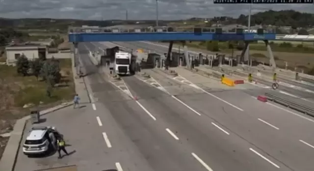 cekmekoy de jandarma aracina carpan tir in so 6 18992715 o