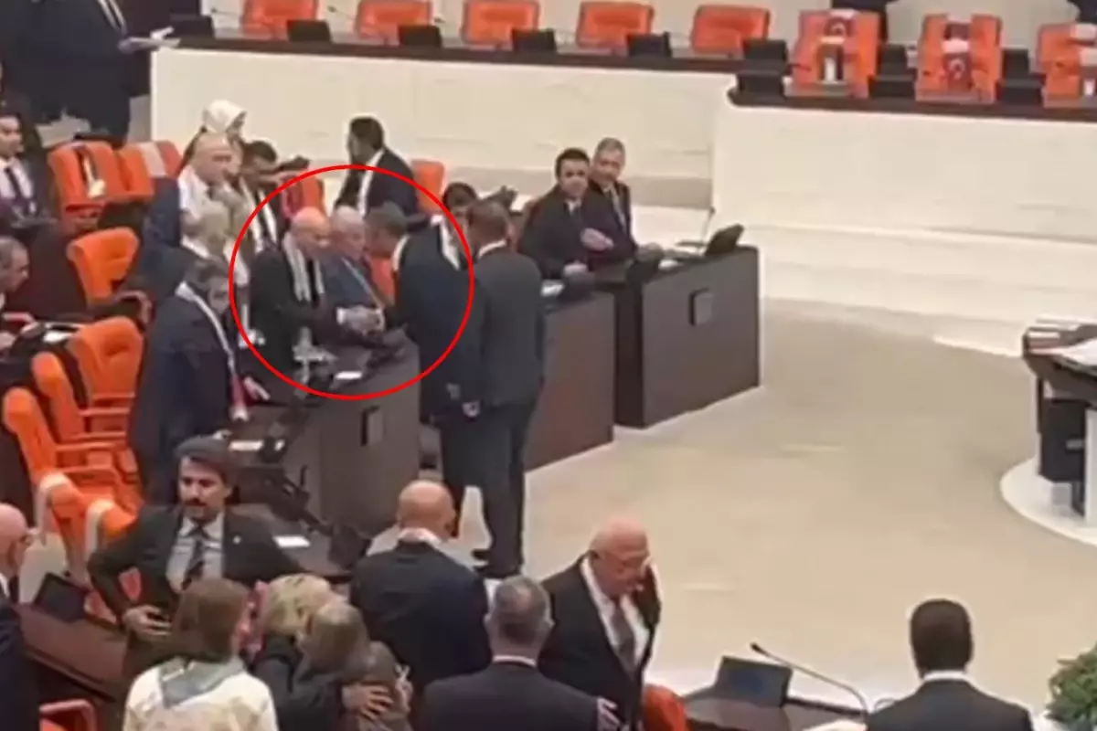 Meclis'teki oturuma damga vuran anlar: Bahçeli ve Özel böyle tokalaştı
