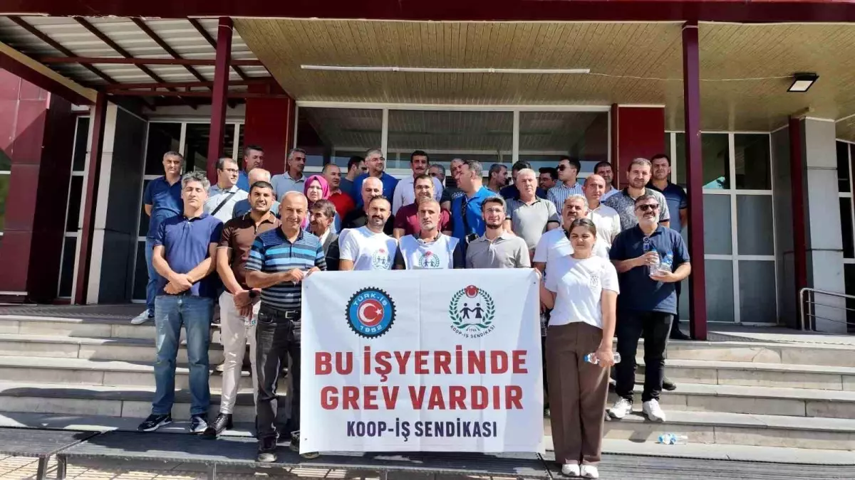 Sosyal Yardımlaşma Vakıfları İşçileri Greve Gitti