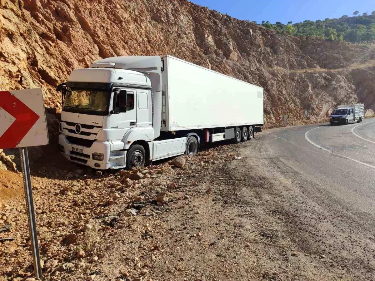 Erzincan'da Tır Yoldan Çıktı, Sürücü Kurtuldu
