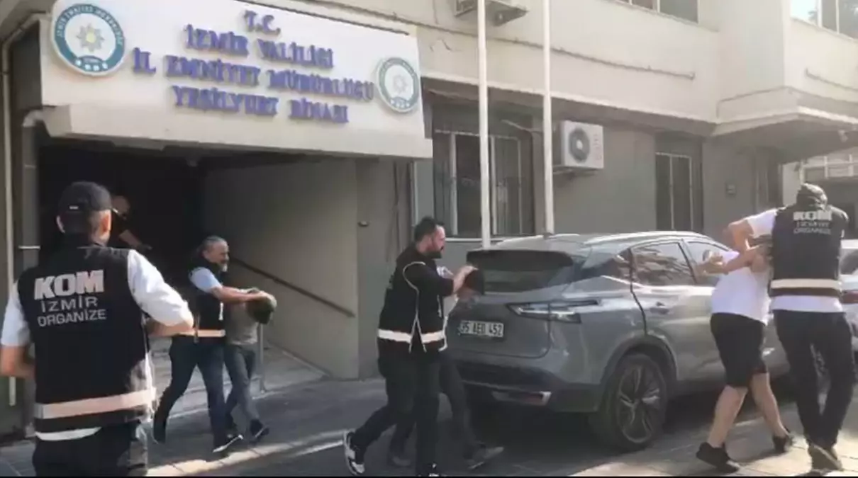 İzmir'de İş Yeri ve Araç Kurşunlama Olaylarına Operasyon: 5 Gözaltı