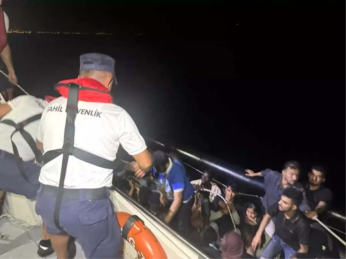 İzmir açıklarında 18 düzensiz göçmen yakalandı