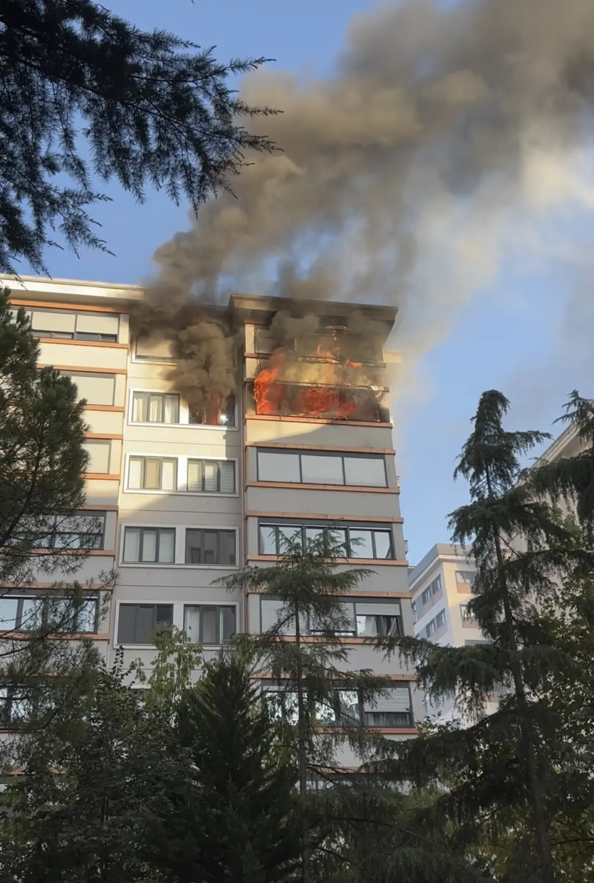 Kadıköy'deki Yangında 1 Kişi Hastaneye Kaldırıldı