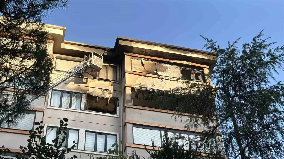 Kadıköy'de 8 Katlı Apartmanda Yangın