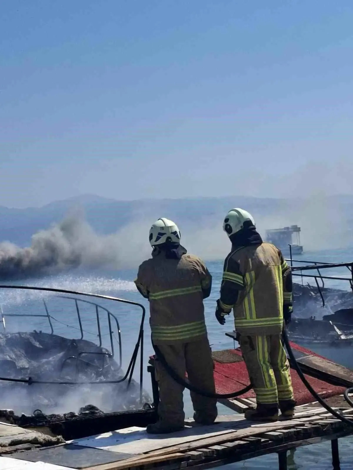 İzmir'de Marinada Yangın, 5 Tekne Kullanılamaz Hale Geldi