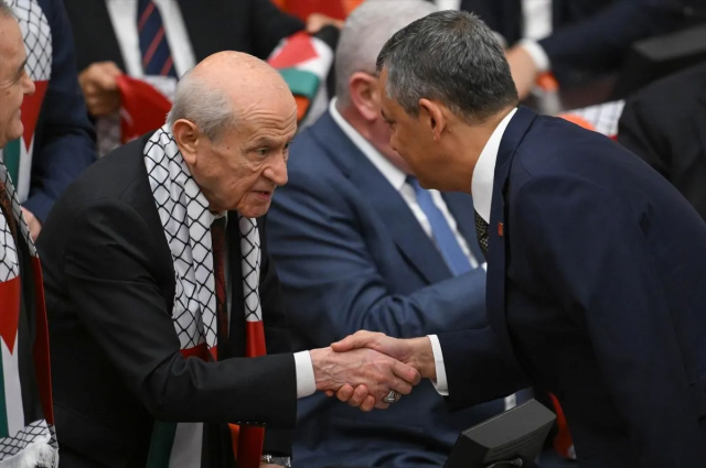 Meclis'teki oturuma damga vuran anlar: Bahçeli ve Özel böyle tokalaştı