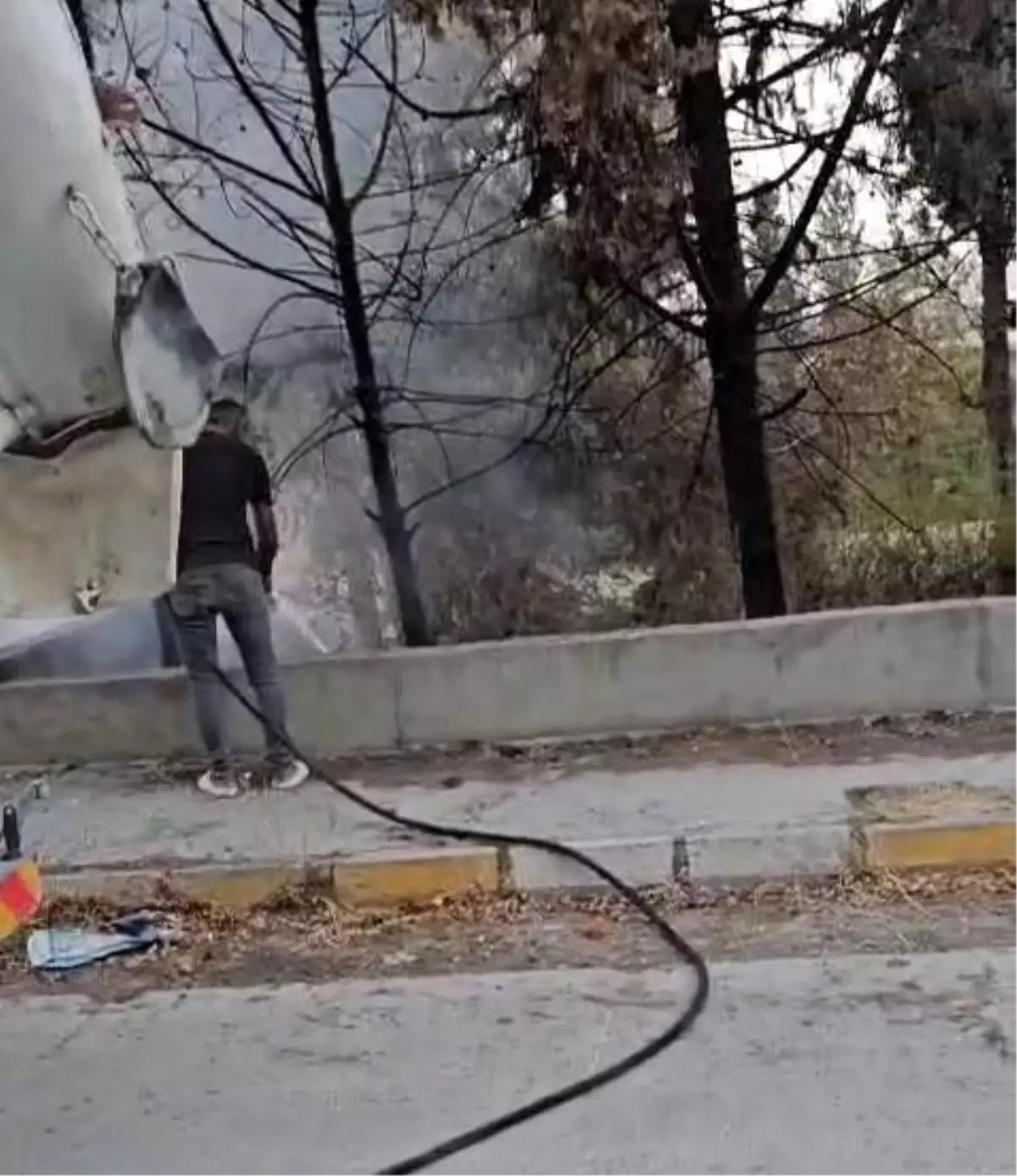 Adıyaman'da Mikser Sürücüsü, Yangını Söndürerek Ağaçları Kurtardı