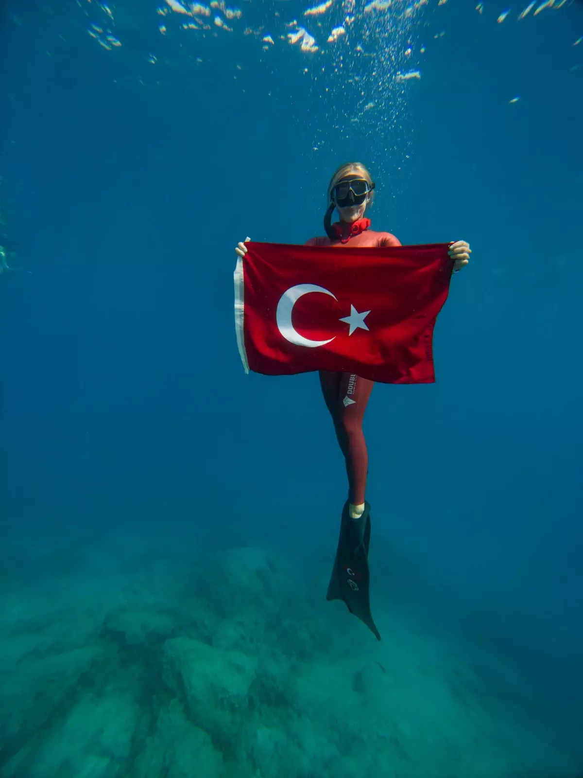 Şahika Ercümen, 30 Ağustos Zafer Bayramı'nı Sualtında Kutladı