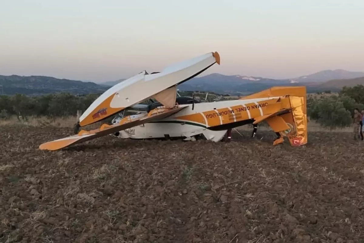 Orman yangınına müdahale eden uçak zorunlu iniş yaparken düştü
