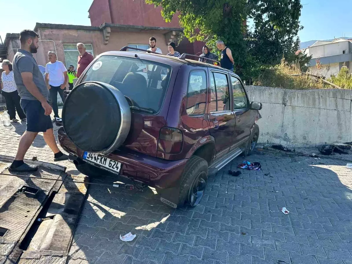 Zonguldak'ta Freni Boşalan Otomobil 3 Araca Çarpıp Duvara Çarptı: 4 Yaralı