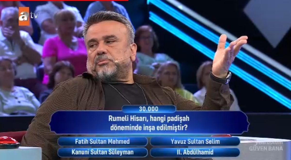 Rumeli Hisarı, hangi padişah döneminde inşa edilmiştir?