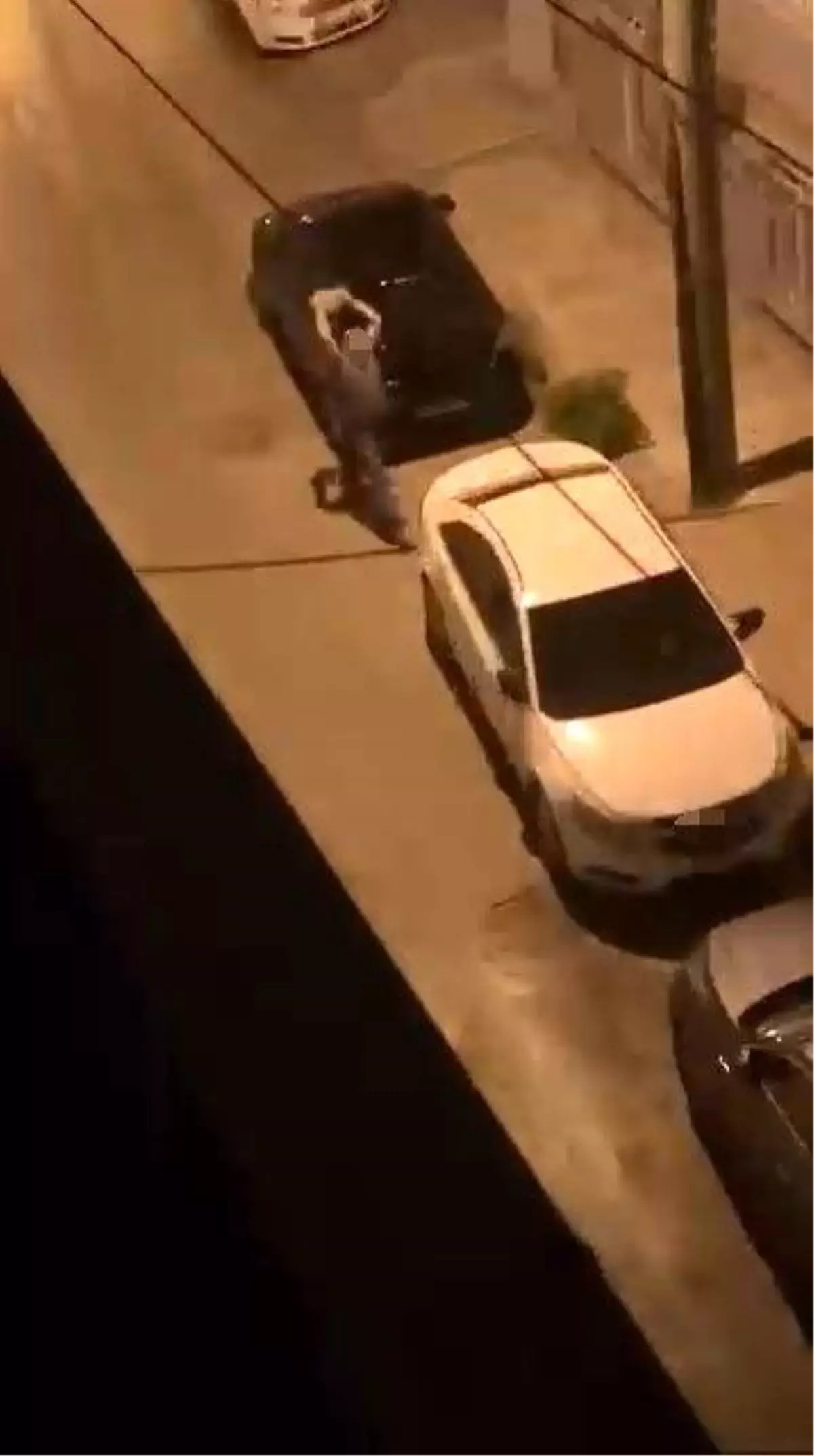 Bursa'da Sarhoş Kişi Araç Camlarını Kırdı