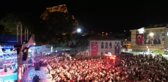 TRT Sanatçıları, Afyonkarahisar'ın Kurtuluş Yıl Dönümünde Unutulmaz Bir Konser Verdi